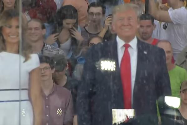 MELANIJA NIJE OBUKLA BRUS, SVE SE OSLIKALO: Ceo svet bruji o ovome, a čekajte da vidite Trampovu facu! (VIDEO)