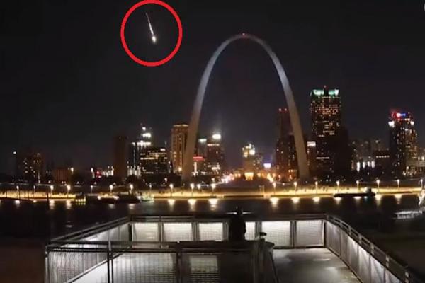 FALILO JE JAKO MALO! Vatrena lopta iz svemira teška 100 kilograma protutnjala iznad SAD (VIDEO)