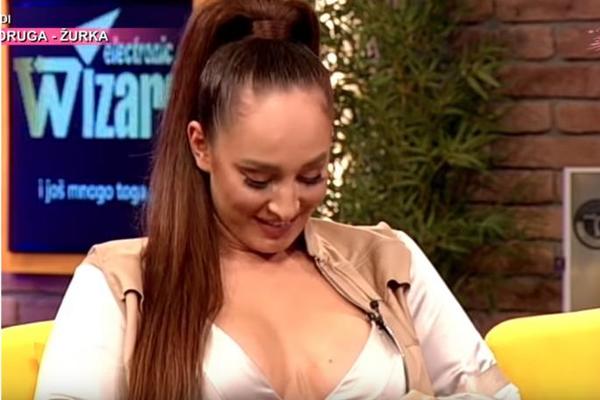 NIJE SMELA DA MRDNE U EMISIJI: Luna došla BEZ brusa, celu noć VRAĆA GRUDI UNUTRA i ne diže glavu sa svog DEKOLTEA!