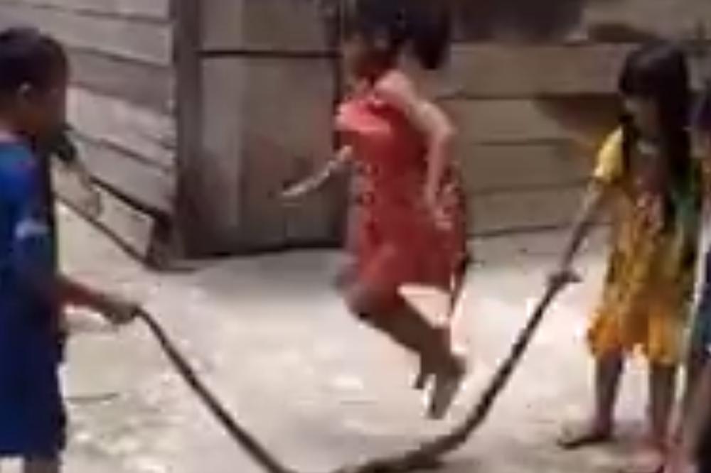 DECA SU PRESKAKALA VIJAČU... Kad se kamera približila, videli su da NIJE VIJAČA, nego nešto UŽASNO! (VIDEO)