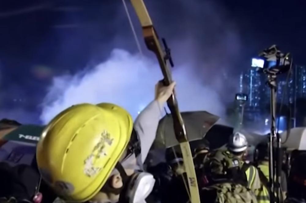 HONG KONG NA IVICI GRAĐANSKOG RATA: Demonstranti gađali policajce strelama
