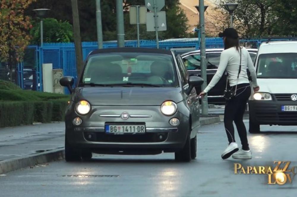 LUNA UHVAĆENA KAKO SE BAHATI U SAOBRAĆAJU: Ovakvo ponašanje će je SKUPO KOŠTATI (VIDEO)