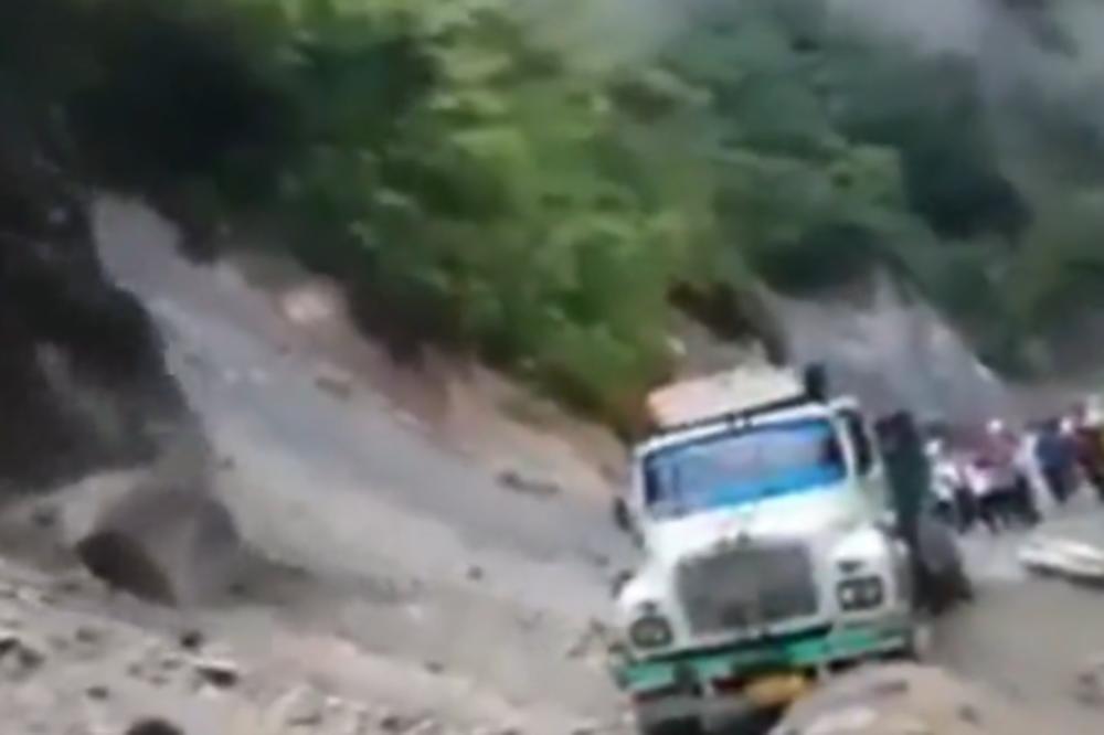 NAJGORI ODRON IKADA: Kamion je bio ZGROMLJEN, a onda je završio u NABUJALOJ RECI (VIDEO)
