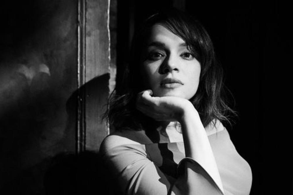 Norah Jones objavila dve nove pesme u duetu sa kantautorom Rodrigom Amaranteom