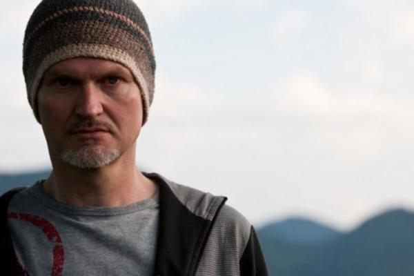 Damir Avdić objavio novi album Radikalno šik