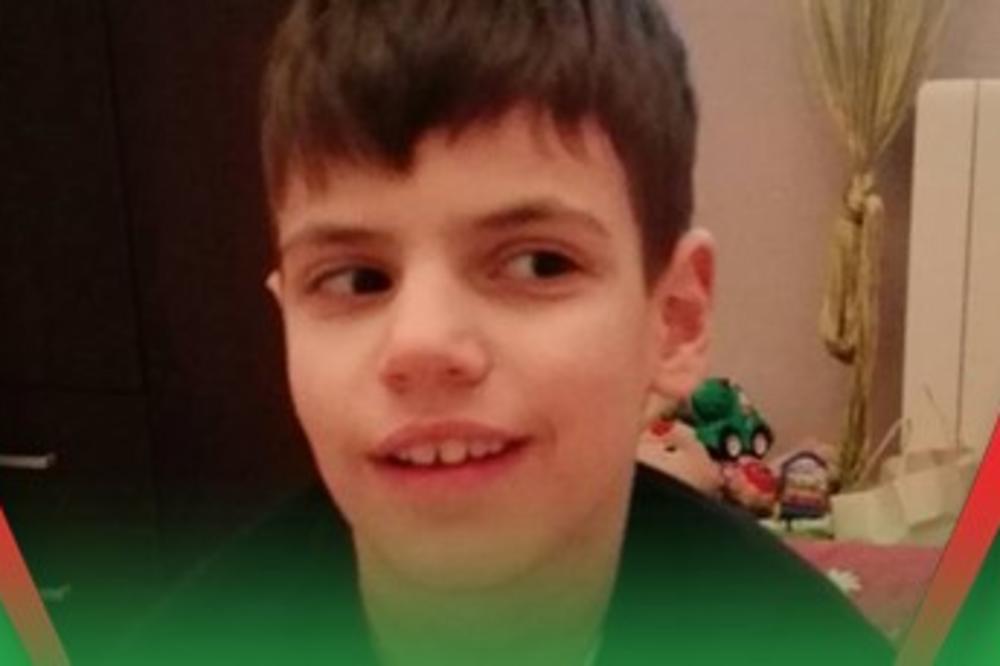 VELJKO (13) JE SLEP, NE MOŽE DA KORISTI DESNU RUKU, OTEŽANO HODA! Treba mu novac za vežbe, banju, lekove