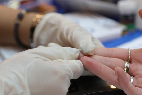 OVO SU ZNACI DA VAM JE NIZAK NIVO ŠEĆERA U KRVI: Obratite pažnju, može da bude VEOMA OPASNO