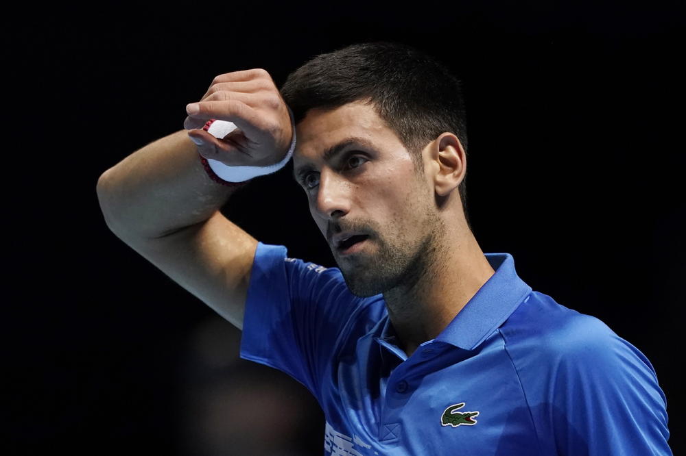 OČAJNI ĐOKOVIĆ ISPAO U LONDONU I OSTAO BEZ 1. MESTA: Federer odigrao savršen meč protiv neprepoznatljivog Novaka!