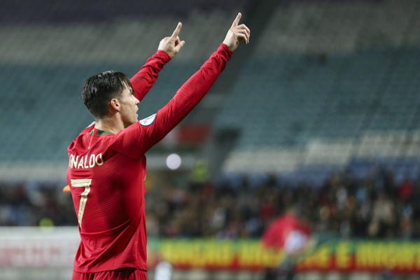 CIFRA DA VAM PAMET STANE: Brutalan rekord Ronalda, postao je jedini fudbaler koji je zaradio ovu količinu para!