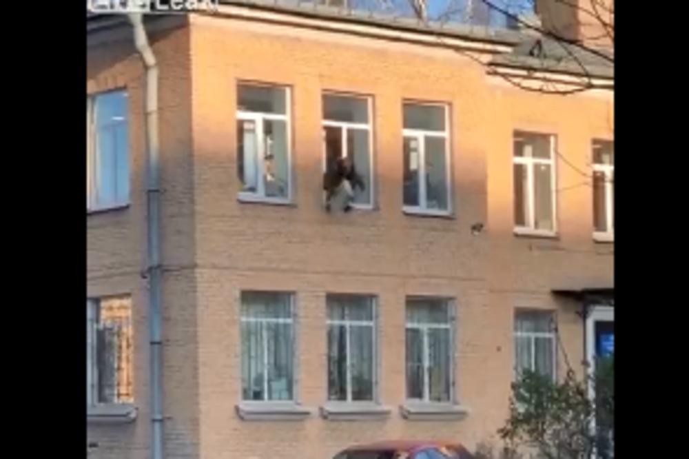 OVOG KRIMINALCA SU VEZALI ZA RADIJATOR I OSTAVILI NA DRUGOM SPRATU: Ipak je USPEO DA POBEGNE! (VIDEO)