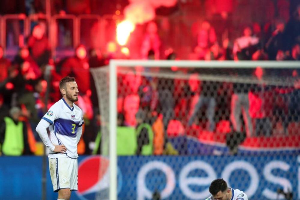 ČESI RIZIKOVALI ODLAZAK NA EURO DA BI BILI UZ SRBE: Vijorile se srpske zastave i pevalo Kosovo je Srbija!