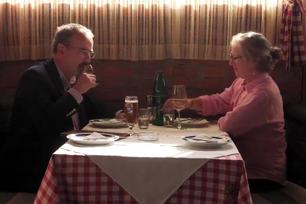 KRSTI SE S TRI PRSTA, PIJE RAKIJU, SEDI U KAFANI I PRIČA SRPSKI! Američki ambasador oduševio sve u Srbiji