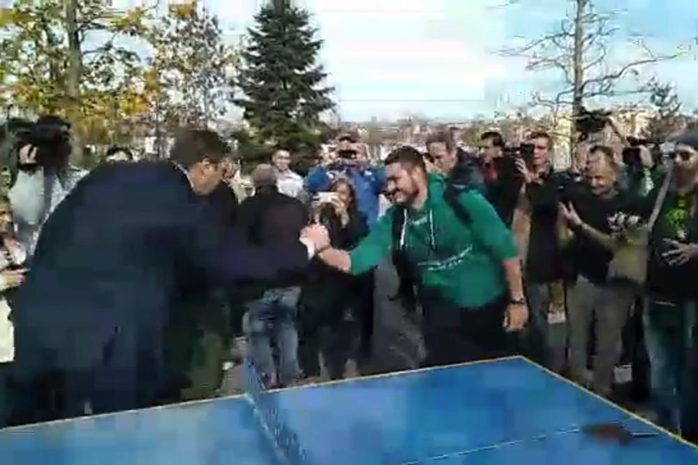 UREDNIK ESPRESA IGRAO STONI TENIS SA PREDSEDNIKOM SRBIJE! Šta mislite, ko je pobedio, VUČIĆ ILI PLAVČIĆ? (VIDEO)