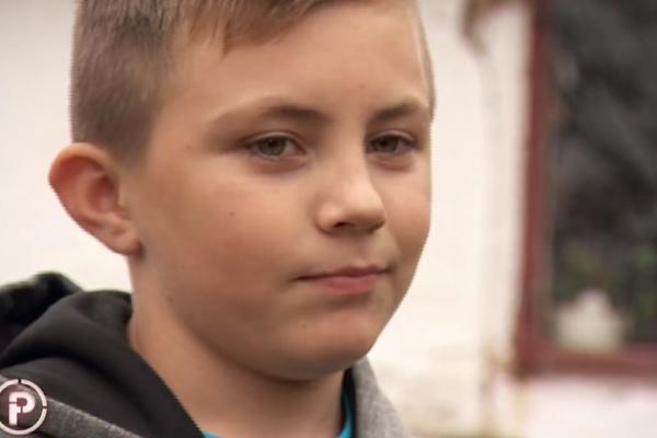 DEJANA (11) JE MAJKA OSTAVILA I ODVELA MU MLAĐU SESTRU: Spava na kauču sa bakom, a majku je video samo na Fejsu...