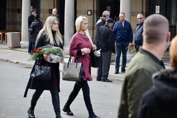 DOŠLA NA SAHRANU KAO NA MODNU PISTU: Dorotea dovela PSA na groblje, svi se ZABEZEKNULI kad su je ugledali (VIDEO)