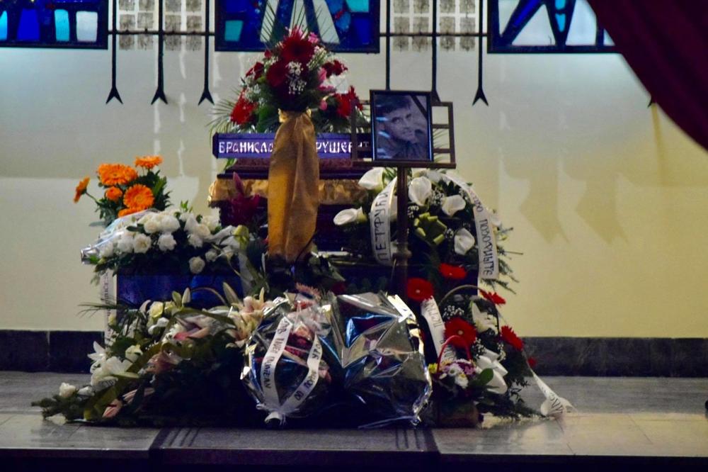 PORODICA I PRIJATELJI ISPRATILI PETRUĆIJA NA VEČNI POČINAK: Jauci odjekivali KAPELOM dok su polagali njegovu URNU