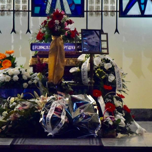 PORODICA I PRIJATELJI ISPRATILI PETRUĆIJA NA VEČNI POČINAK: Jauci odjekivali KAPELOM dok su polagali njegovu URNU