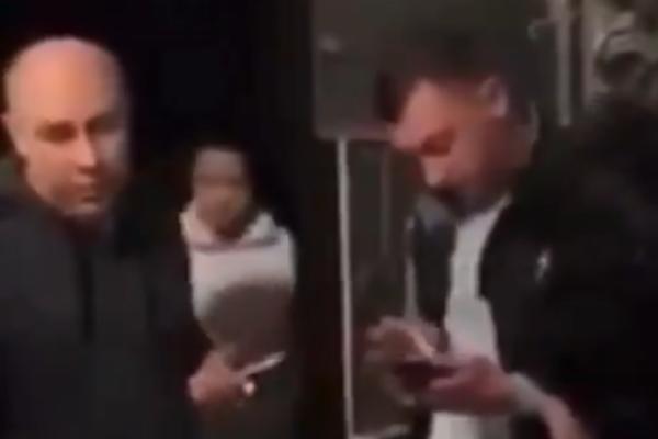 RATNI VETERAN PUCAO U IZVRŠITELJA KOJI JE DOŠAO DA MU ZAPLENI STAN! Uznemirujuć video, nije za decu!