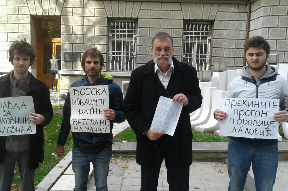 GODIŠNJICA NEPRAVDE POD OPSADOM JEDINOG DOMA! Ovako ga je pukovnik Lalović obeležio!