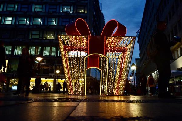 BEOGRAD SE SPREMA ZA PRAZNIKE: Novogodišnja rasveta uveliko se postavlja, Vesić najavio brojne MANIFESTACIJE