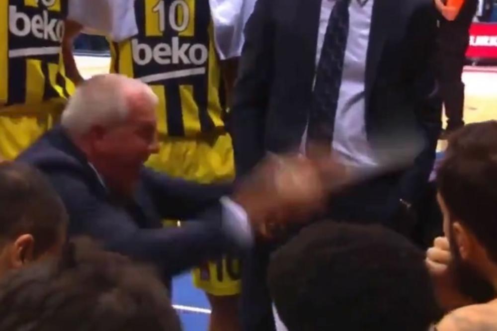 JE** SE ĐIĐI DATOME, JE**** SE SVI: Nikada, ali nikada nismo videli ovako besnog Željka Obradovića tokom tajmauta!