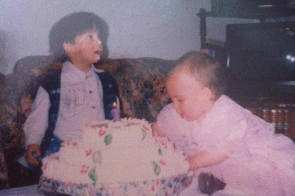 IMAO JE AFERU U ZADRUZI I IMA POZNATU SESTRU: Da li prepoznajete dečaka na fotografiji?