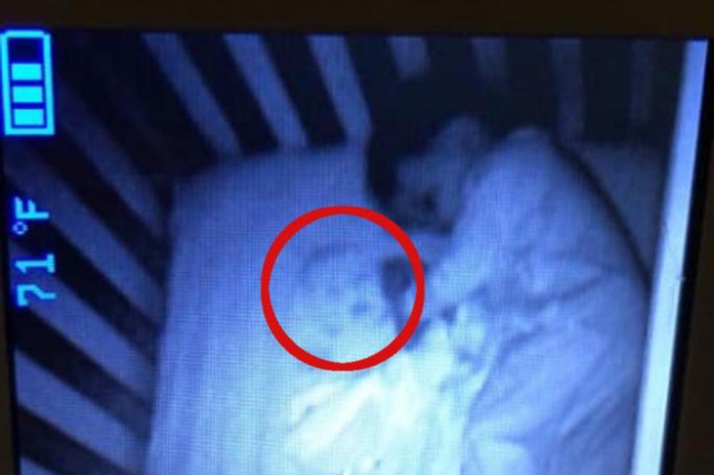 HOROR U PONOĆ: Pogledala je snimak svoje usnule bebe i ugledala nešto SABLASNO! PRESTRAVILA SE (FOTO)