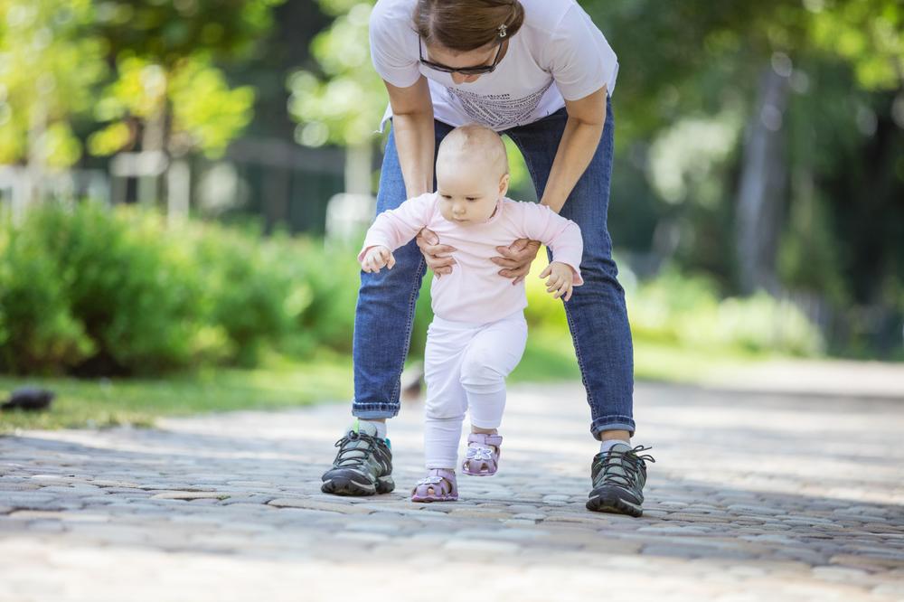PRVI BEBINI KORACI MOGU VAS DOVESTI DO PROBLEMA SA KIČMOM: Sačuvajte leđa i omogućite vašem mališanu bezbedan hod!