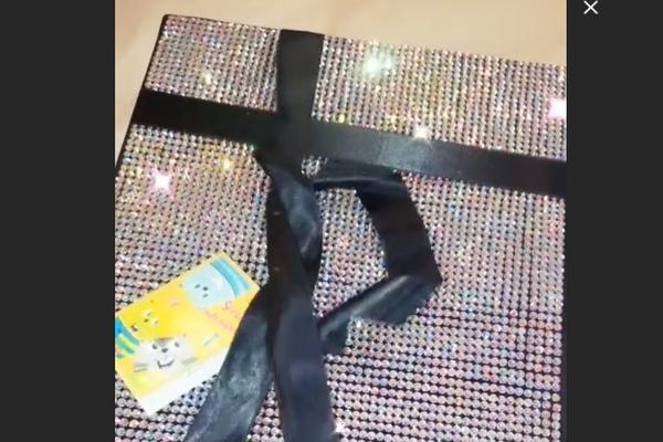 SIJA NA SVE STRANE! Pogledajte kakav luksuzni poklon je Soraja dobila od ANE KORAĆ, odakle joj PARE ZA OVO?