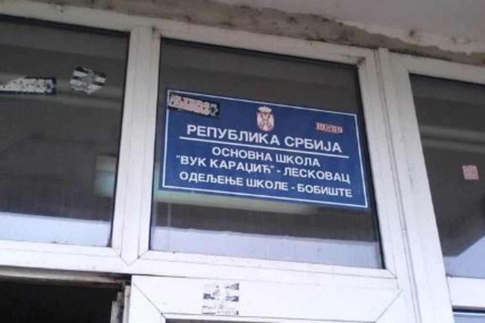 MAJKA IZ LESKOVCA PRAVILA HAOSU U ŠKOLI! Ušla je u odeljenje i GREBALA DECU, TUKLA IH SVE REDOM