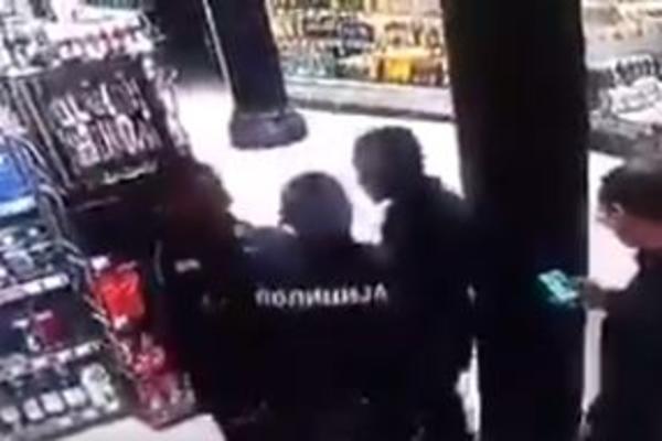 MIGRANT U BEOGRADU NASRNUO NA POLICAJCE I VIKAO - ALAHU EKBER: Hteo da im OTME PIŠTOLJ, ovome se nije nadao (VIDEO)