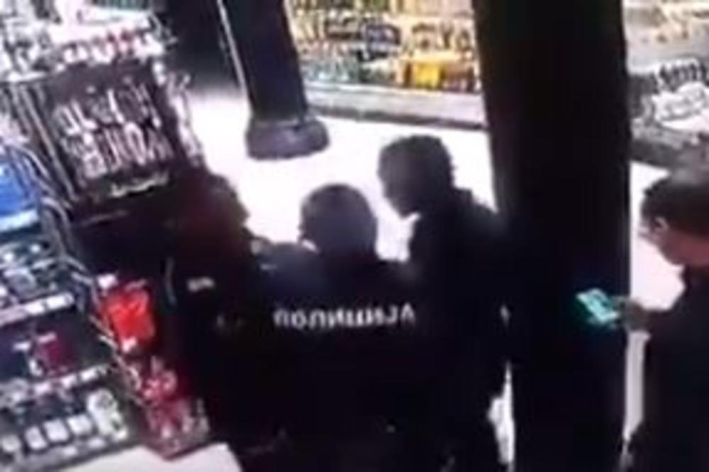 MIGRANT U BEOGRADU NASRNUO NA POLICAJCE I VIKAO - ALAHU EKBER: Hteo da im OTME PIŠTOLJ, ovome se nije nadao (VIDEO)