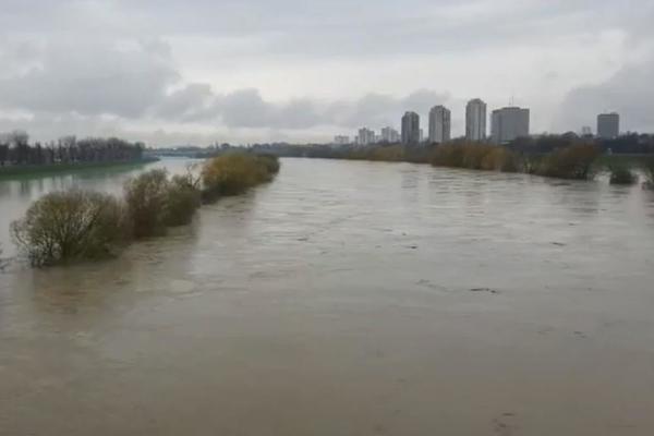 VANREDNO STANJE U HRVATSKOJ: Izlila se Sava u Zagrebu, na Jadranu talasi zaustavili trajekte (VIDEO)