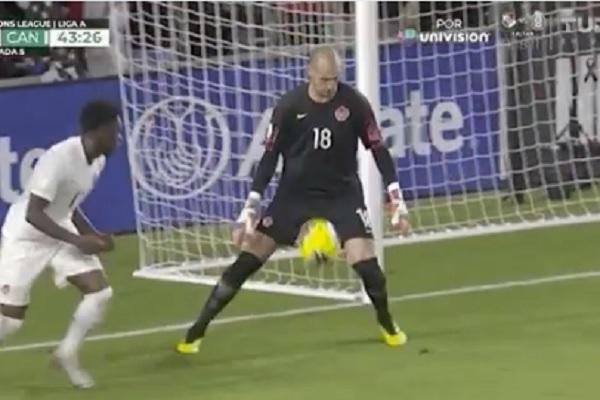 BORJAN NIJE MOGAO DA VERUJE: Golman Zvezde učestvovao u najčudnijoj fudbalskoj sceni koju smo videli!