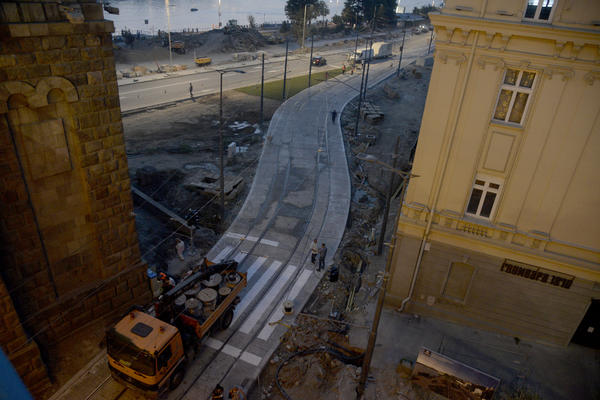 BRUTALNO UBISTVO KOD BETON HALE: Muškarac pronađen nasred ulice sa KRVAVIM PODLIVIMA PO TELU