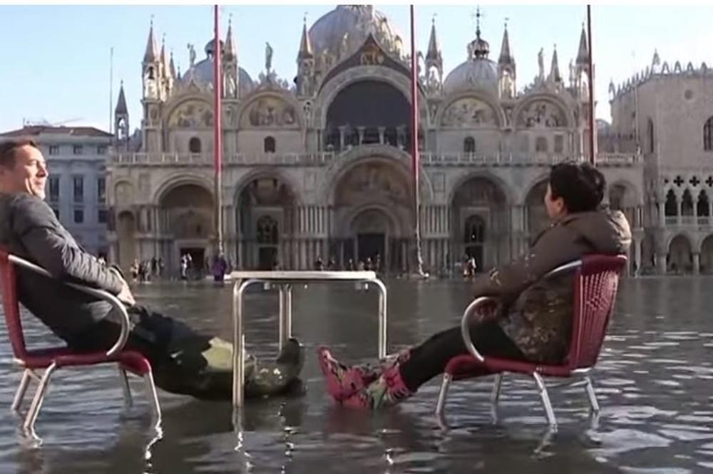 VENECIJA POTOPLJENA, A TURISTI SE UTRKUJU KO ĆE BOLJI SELFI USLIKATI: Jedan takav pokušaj je KRENUO PO ZLU! (VIDEO)
