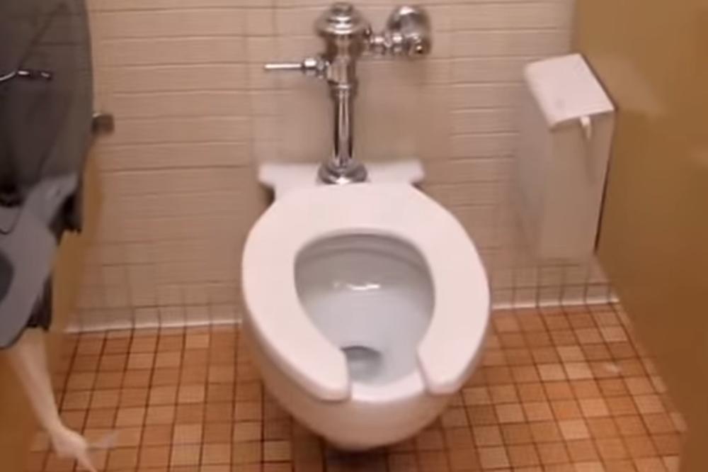 OVO NISTE ZNALI: Zašto neke daske na WC šoljama imaju oblik slova "U"? (VIDEO)