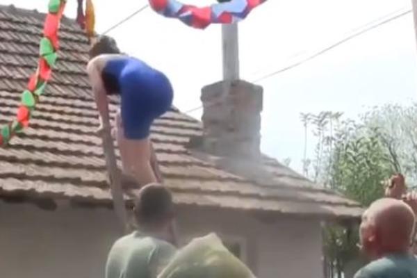 ONO KAD KUMA ZAGRMI: Popela se na krov kuće, i uradila nešto što je postalo APSOLUTNI HIT NA INTERNETU! (VIDEO)