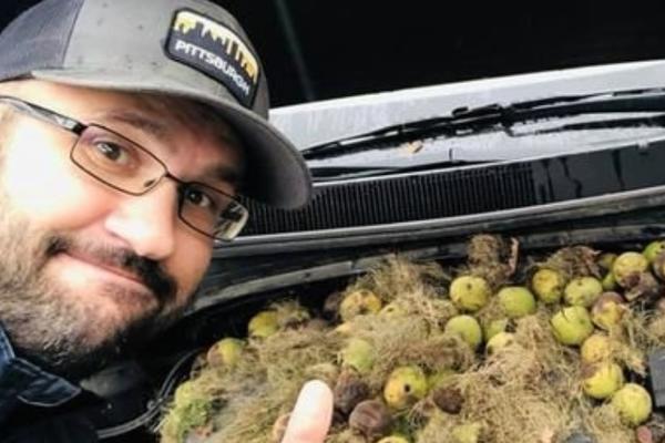 SMRAD SE ŠIRIO KOLIMA, ZNALI SU DA NEŠTO NIJE U REDU: Kad je njen muž otvorio haubu imali su i ŠTA DA VIDE (FOTO)