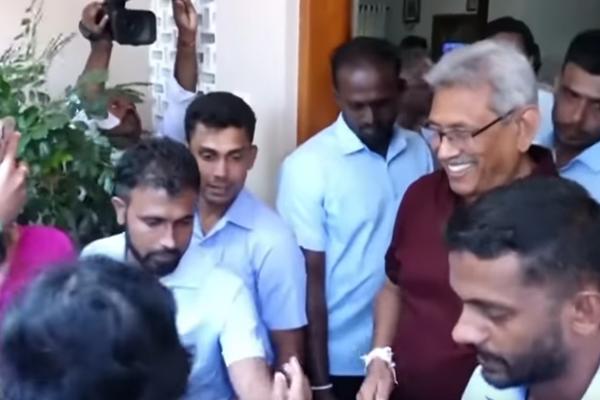 PREDSEDNIK ŠRI LANKE POBEGAO, EVO GDE SE KRIJE: Demonstranti uzvikuju "Gota lopov"