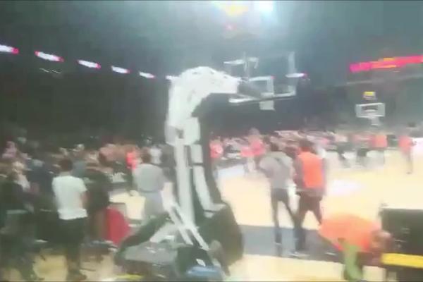 GROBARI LUDOVALI SA IGRAČIMA POSLE DERBIJA: Jednom Partizanovom Amerikancu je ukazana velika čast!