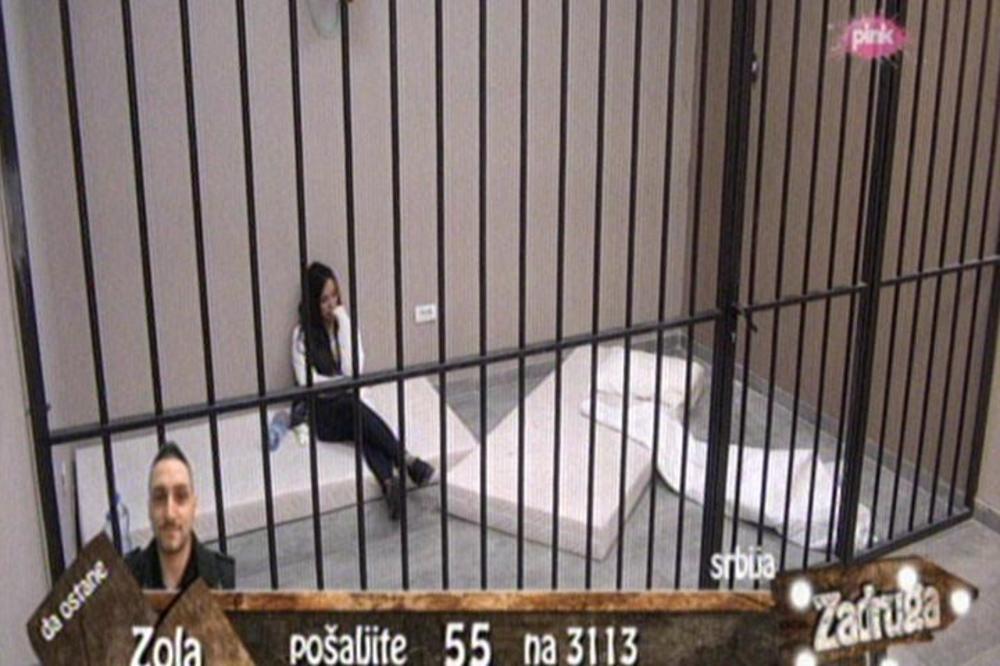 ZAVRŠILA U ZATVORU! Nataša šutnula Mimu u stomak! Još malo NASILJA iz Zadruge (VIDEO)