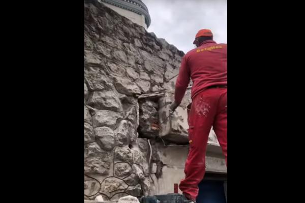 NIKO NEĆE IMATI PRISTUP! Snimljeni radovi na Cecinoj kući, postavlja se OGROMNA GVOZDENA KAPIJA na Dedinju!