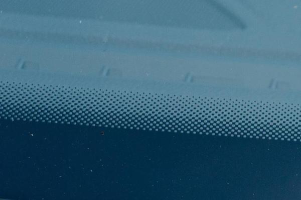 ZNATE LI ČEMU SLUŽE OVE CRNE TAČKICE NA STAKLU AUTOMOBILA? Veoma su VAŽNE, ali imaju i DUPLU NAMENU