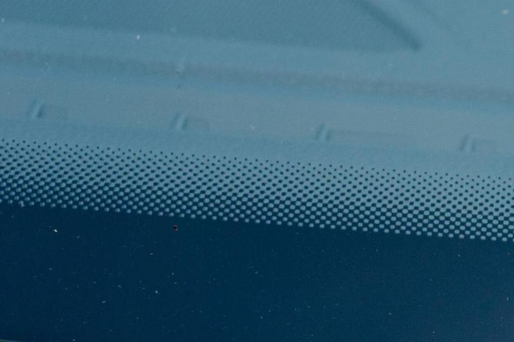 ZNATE LI ČEMU SLUŽE OVE CRNE TAČKICE NA STAKLU AUTOMOBILA? Veoma su VAŽNE, ali imaju i DUPLU NAMENU