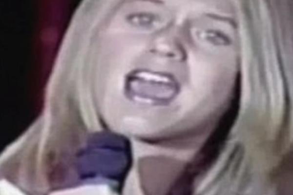 PRVI ALBUM JE PRODALA U SAMO 200 PRIMERAKA I PUKLA! Promenila ime i IZGLED i da nas je potpuno DRUGAČIJA!