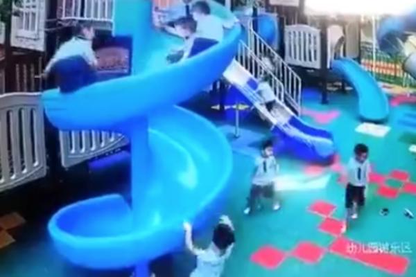 IGRA SE PRETVORILA U UŽAS:  Snimljena strašna nesreća na TOBOGANU (VIDEO)