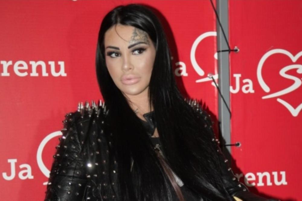 VEŠTICA POKRENULA PORNO SAJT, PA POZVALA SVE DA JE GLEDAJU GOLU: Fotke, snimci, možete videti i kako se tuširam!