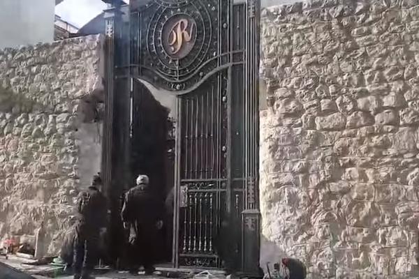 OSVANULA NOVA RASKOŠNA KAPIJA NA CECINOJ KUĆI: Visoka je 10 METARA , prolaznici ZANEMELI kako izgleda!