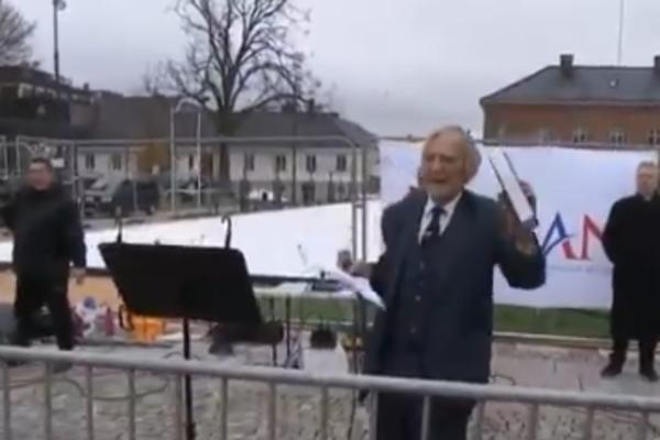 DESNIČARI ZAPALILI KURAN NA ULICI, NASTAO HAOS: Njihovi protivnici su probili barikade i napali ih (VIDEO)